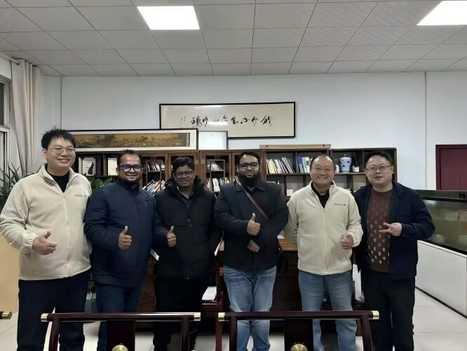 공장 접대와 고객 현장 방문 중 생산 환경을 보여 주는 장면.