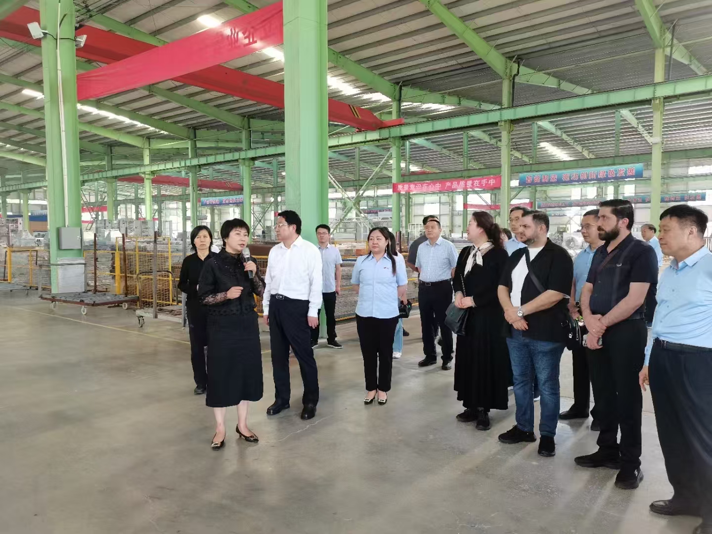 CNC 가공 사례 페이지와 RFQ 전환을 연결하는 프로젝트 안내 장면.