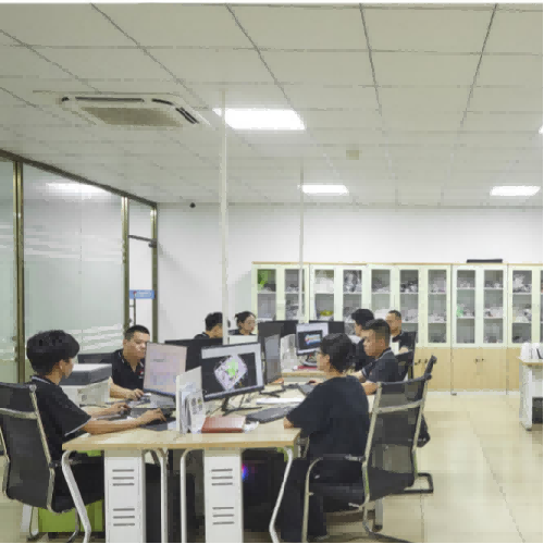고객과 온라인 회의로 품질 기준과 수용 가능한 편차를 논의하는 장면.